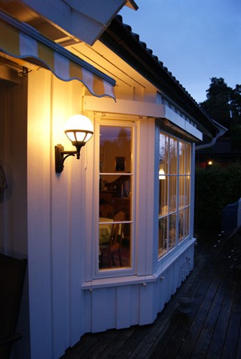 Norlys Boden sort udendørs væglampe med mat glas ved vindue